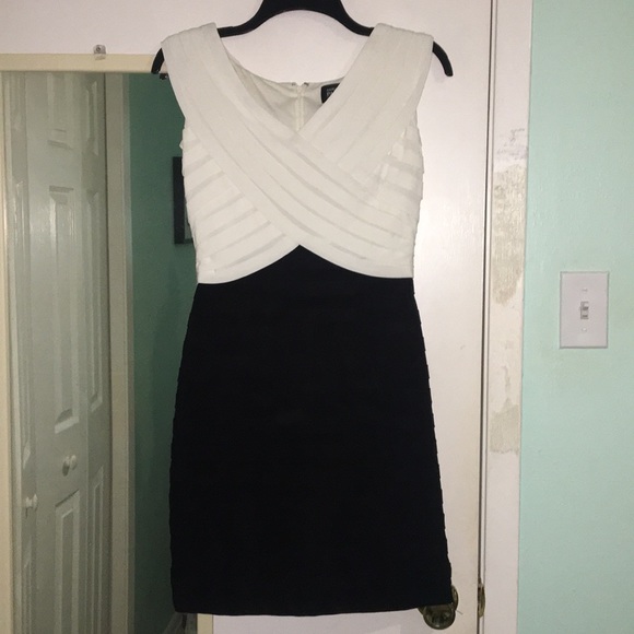 Adrianna Papell Dresses & Skirts - Black and white Adrianna Papell Dress Size 8P